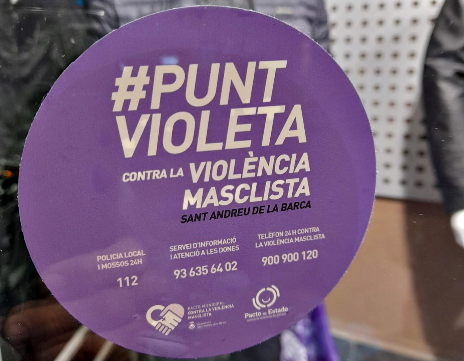 Imatge de la notícia: Un centenar de comerços de Sant Andreu de la Barca s’afegeixen a la campanya contra la violència masclista
