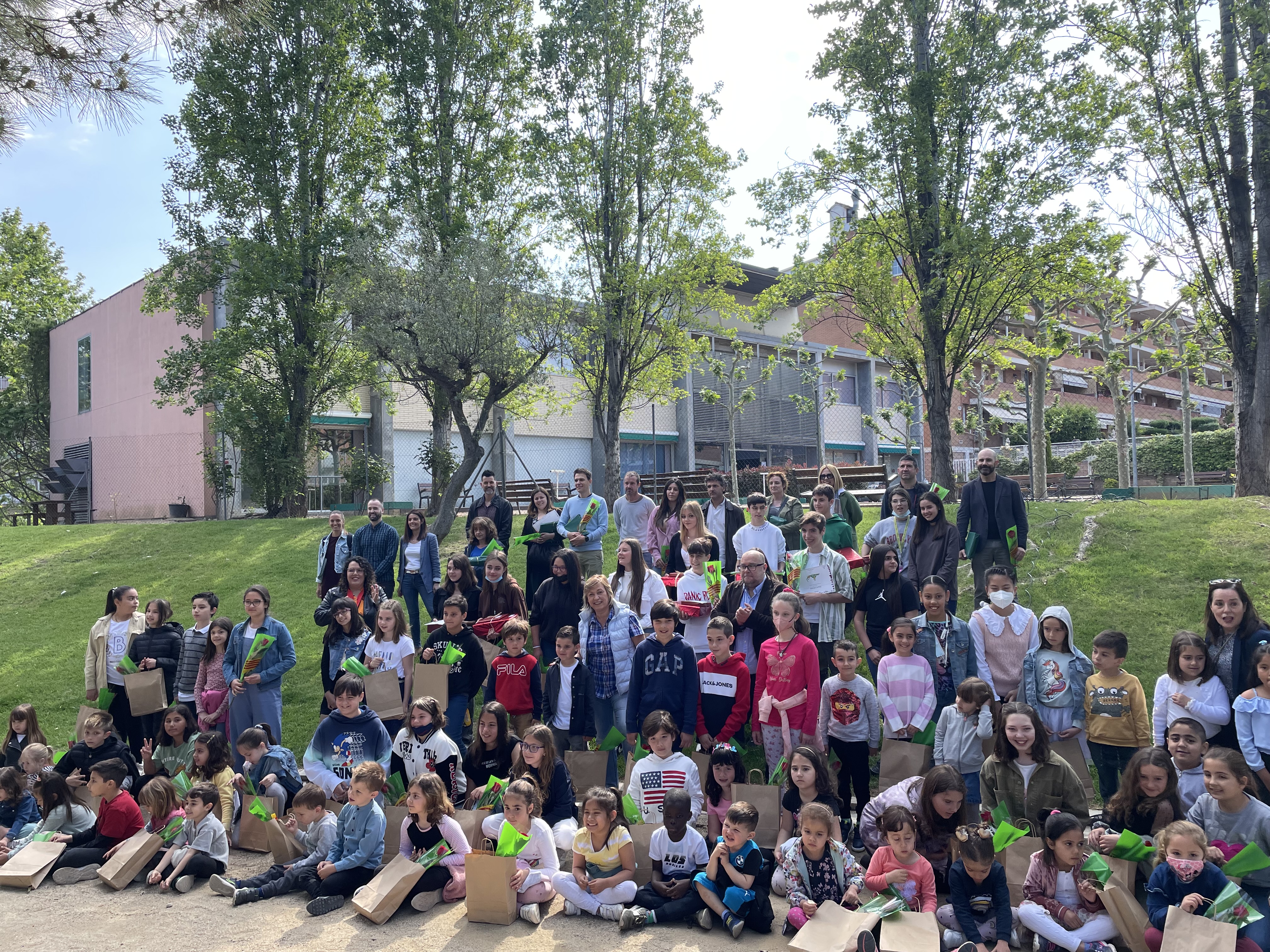 Els nens i les nenes de Sant Andreu de la Barca participen al concurs literari de Sant Jordi