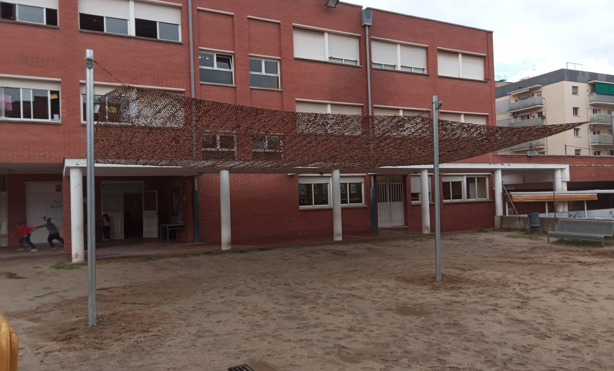 Imatge de la notícia: S'instal·len zones d'ombra a l'Escola Joan Maragall
