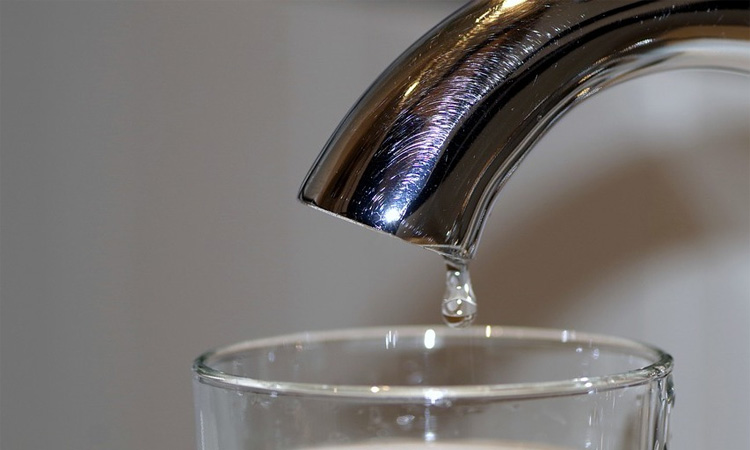 Imatge de la notícia: Obert el termini per accedir als ajuts per al consum d'aigua per a persones més grans de 65 anys
