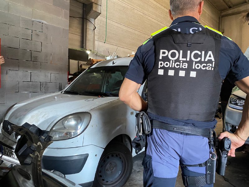 Imatge de la notícia: La Policia Local desmantella un taller de vehicles il·legal